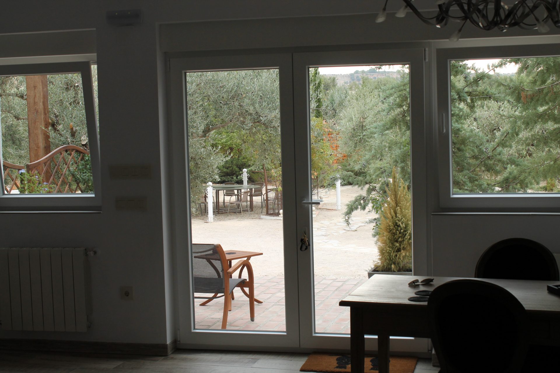 De studio Golondrina van Los Mofletes, heeft een rustgevend uitzicht over de oude olijfboomgaard.