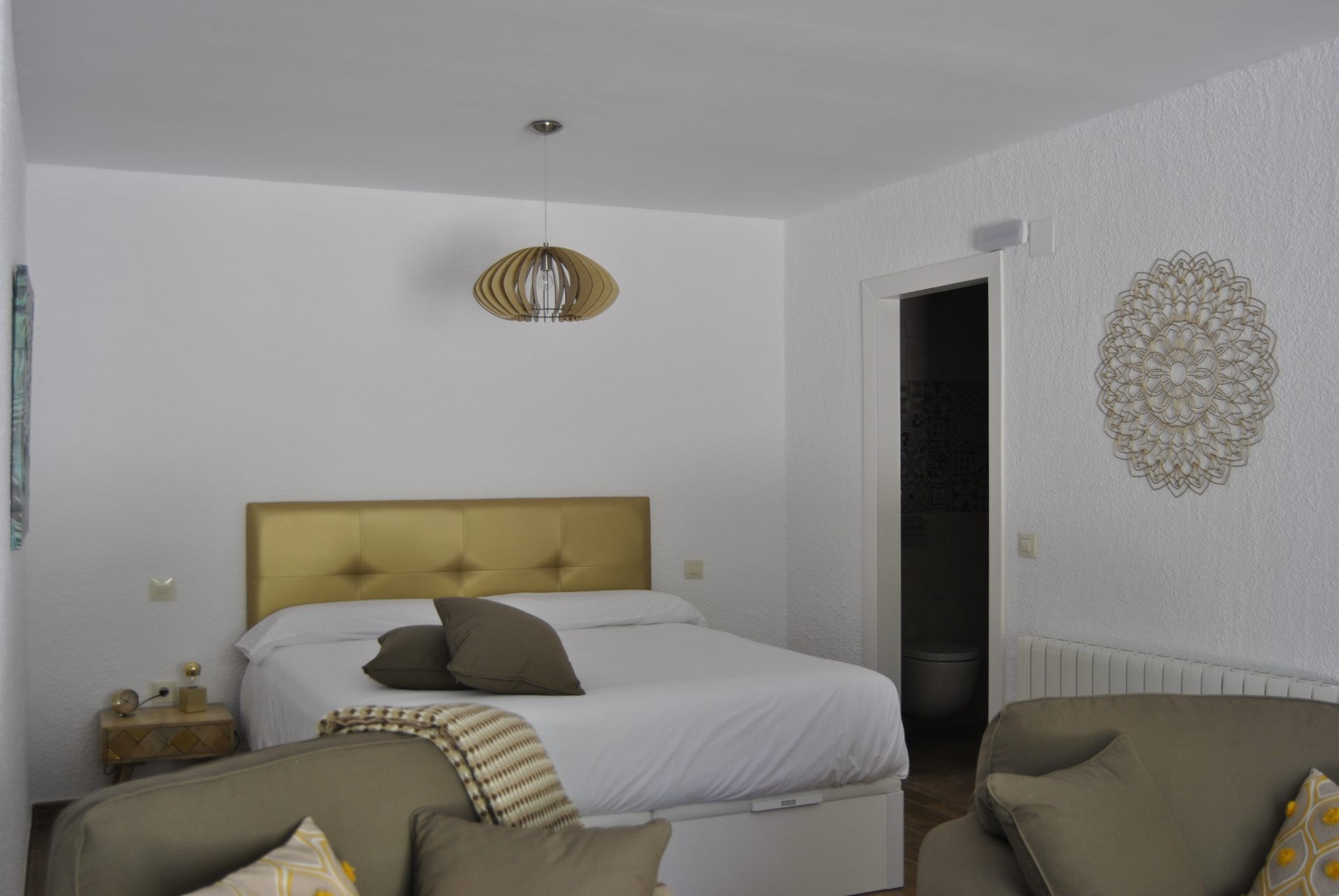 De studio Mariposa heeft een comfortabel 2 persoonsbed met een dikke, luxe matras (180x200) en nachtkastjes.