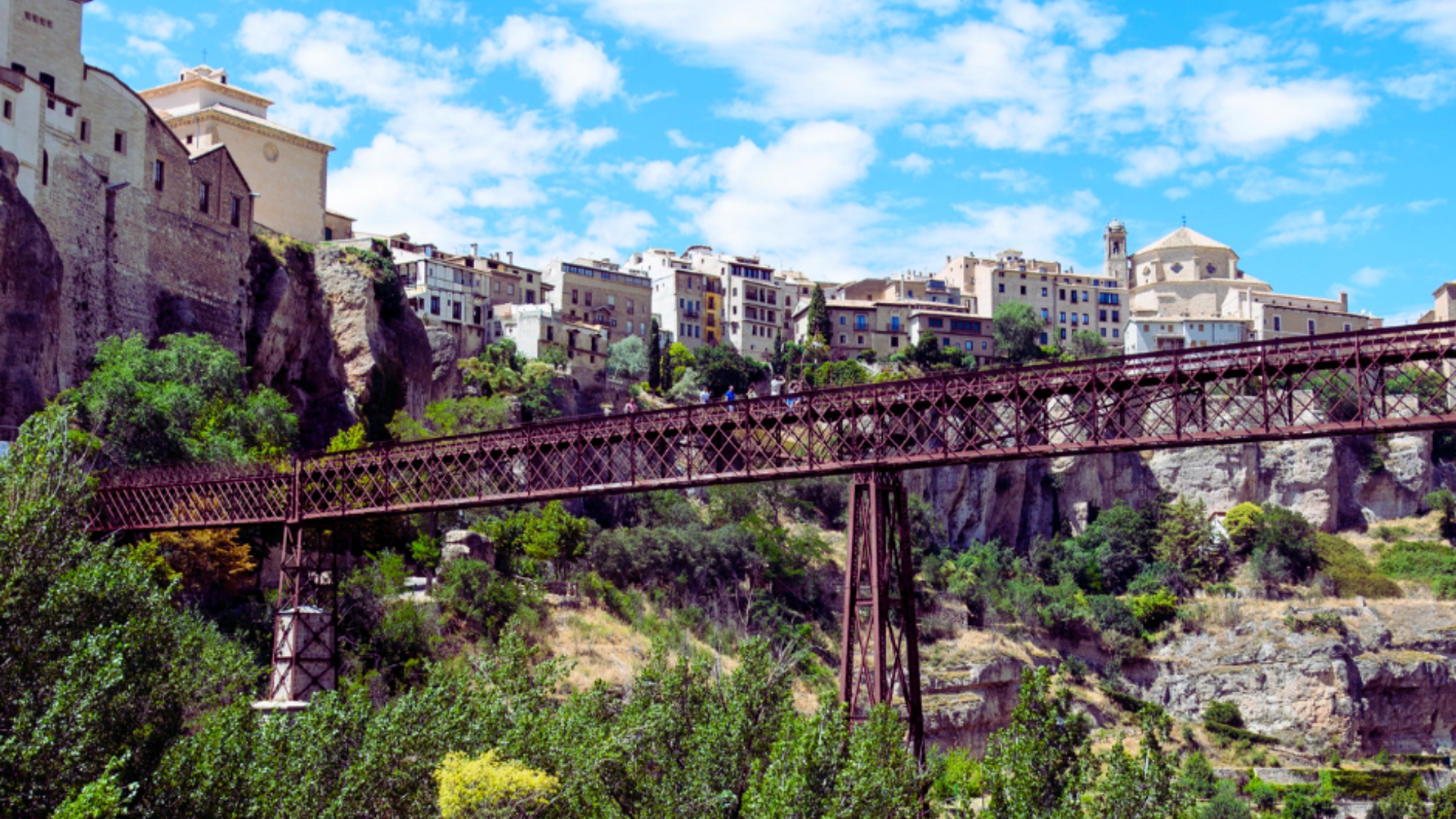De hangende huizen en de brug van San Pablo in Cuenca